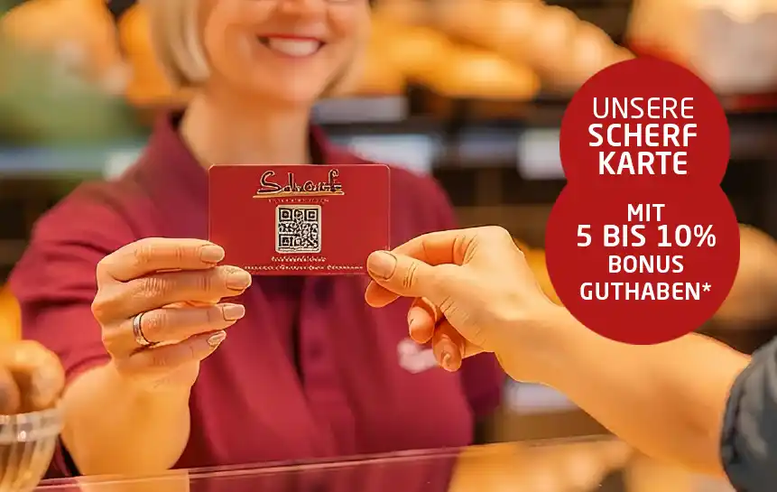 Das Bild zeigt eine Verkäuferin von Scherf Dein Meiterbäcker die einer Kundin eine Scherfkarte überreicht